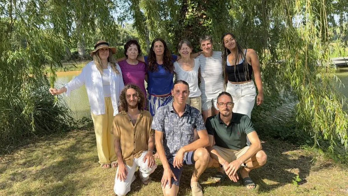 Membres de la communauté sous un saule, au bord d’un étang