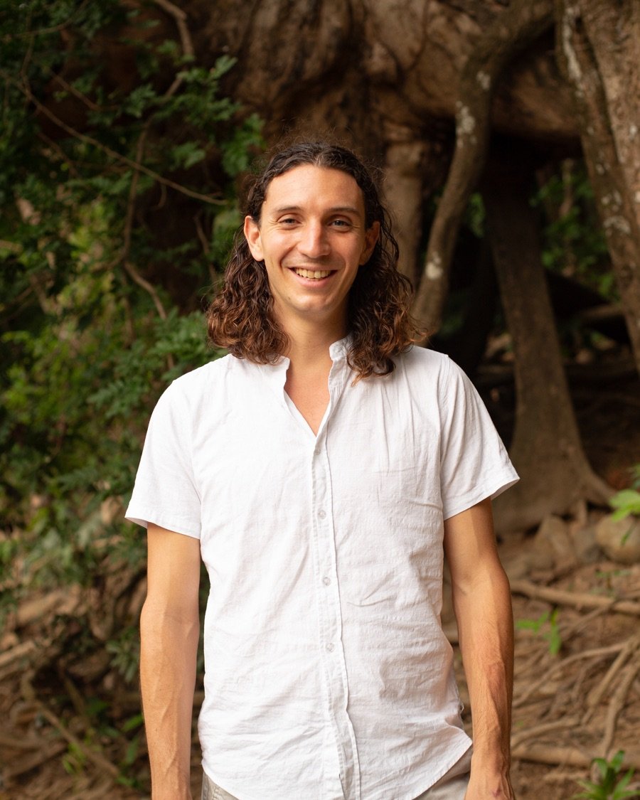 Antoine Manitara, souriant, au bord d’une rivière